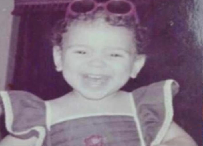 المطربة مي فاروق في طفولتها