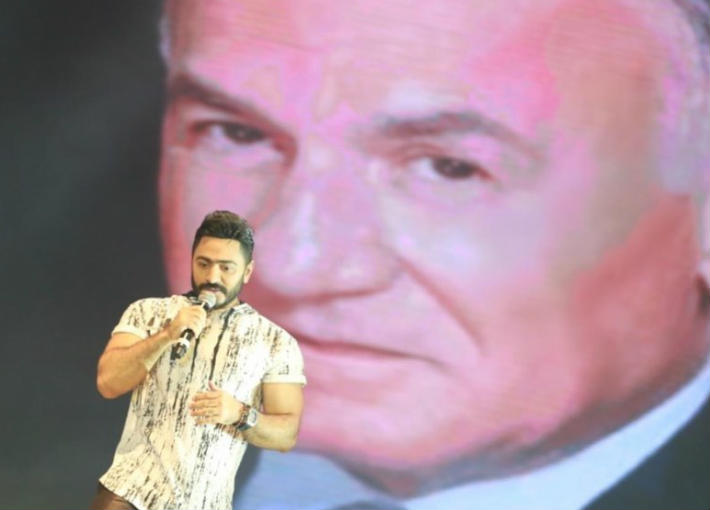 تامر حسني يحتفي بالراحل عزت أبو عوف