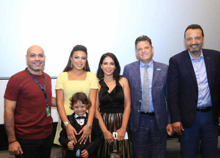 صورة لصناع الفيلم مع منى زكي