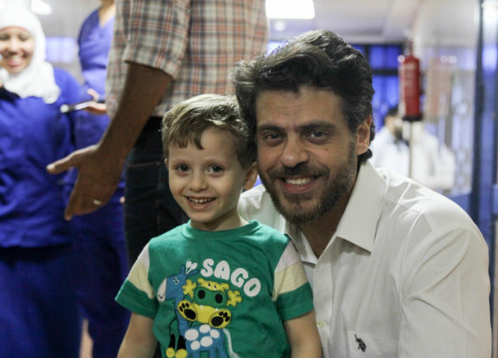 طارق صبري في زيارة لمعهد الأورام