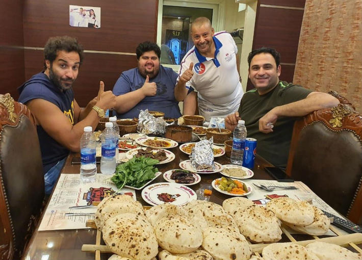 أكرم حسني وأحمد فهمي وأيمت وتار بمطعم &quot;البرنس&quot;