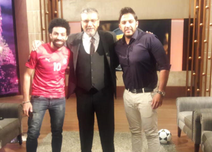 الإعلامي عمرو الليثي مع شبيهي محمد صلاح ومحمد حماقي