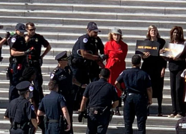 جين فوندا أثناء الاعتقال