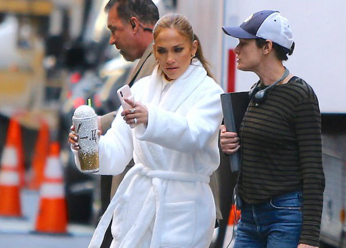 جينيفر لوبيز تغادر الفندق لتصوير مشاهدها في Marry Me