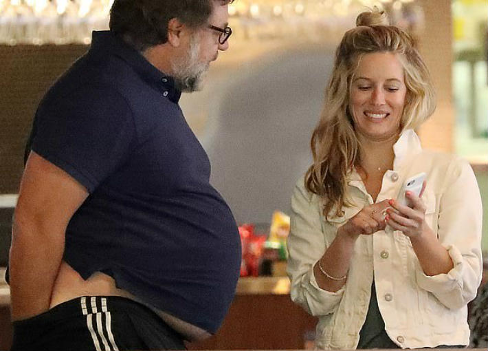 راسل كرو ومساعدته