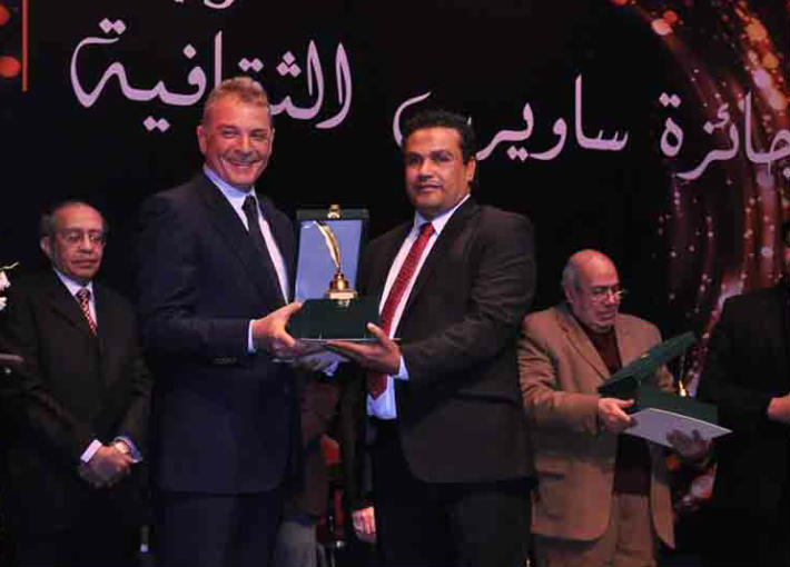 الفنان محمود حميدة أثناء تسليم جوائز مؤسسة ساويرس الثقافية في دورة 2015 (أرشيفية)