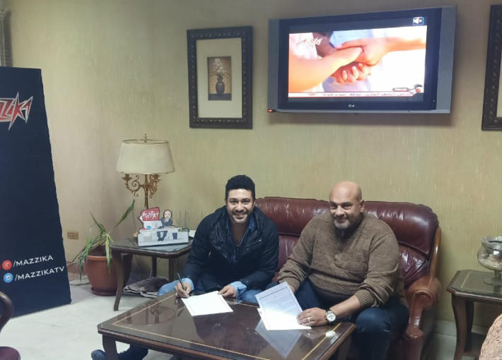 محمد عز لحظة توقيع العقد مع هشام الجزار