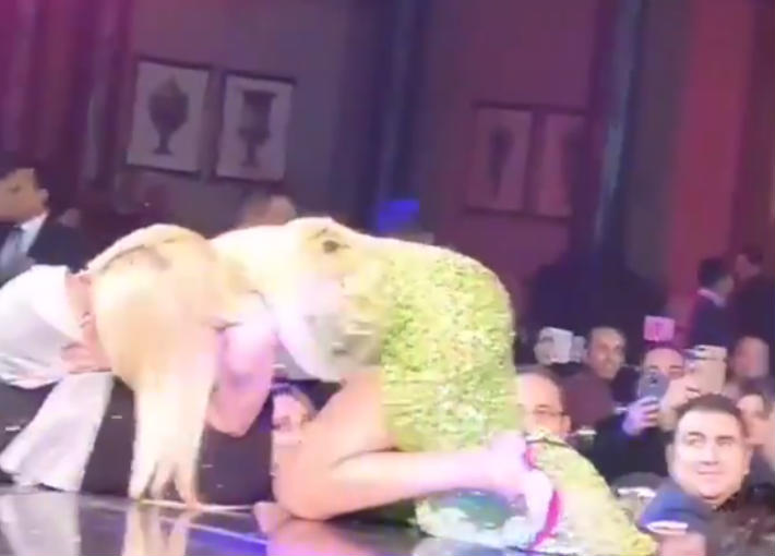 هيفاء تقبل المعجبة