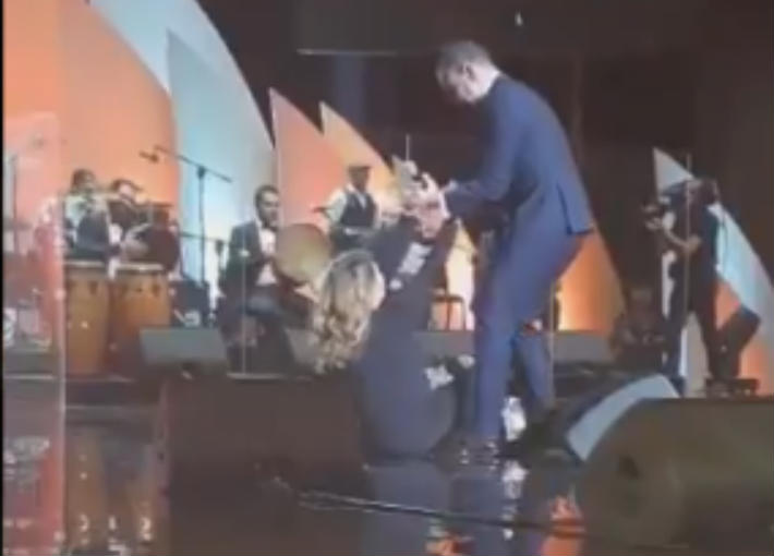 سقوط مطربة تونسيى
