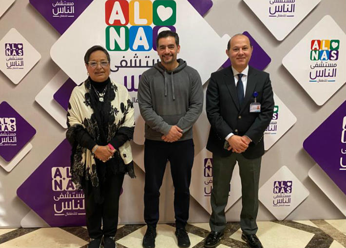 هاني سلامة في زيارة لمستشفى الناس