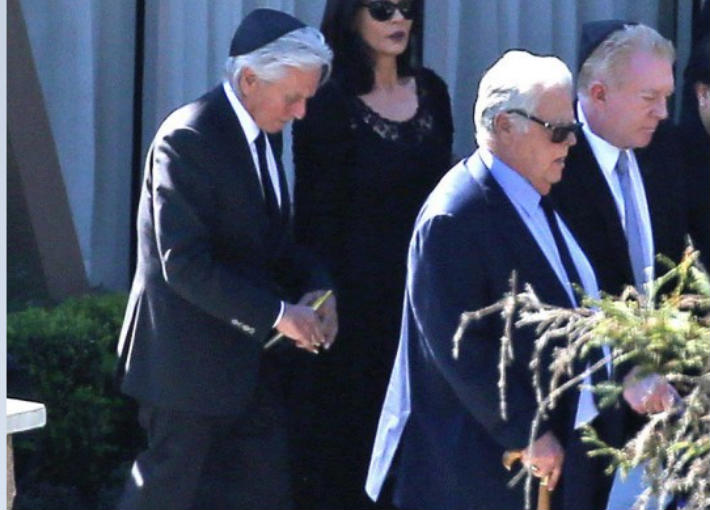 كاثرين زيتا جونز من دفن كيرك دوجلاس