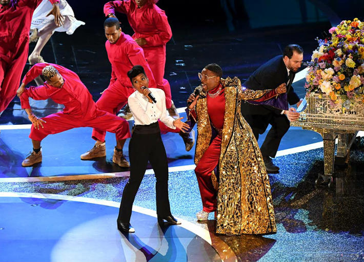 من الاستعراض الافتتاحي