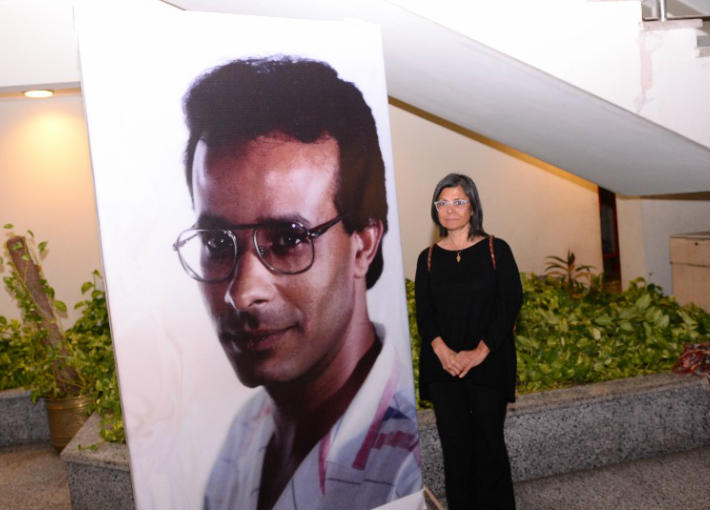 سلوى محمد على بجوار صورة زوجها الراحل محسن حلمي