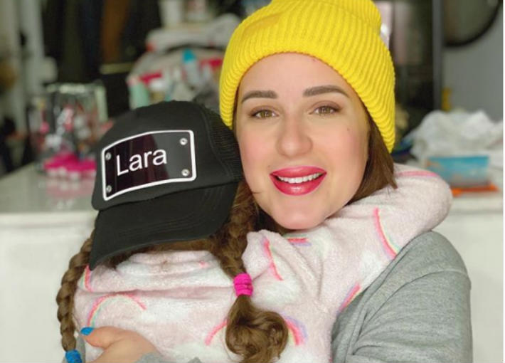 أسما شريف منير وابنتها