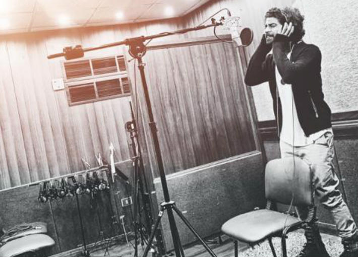 محمد وزيري أثناء التسجيل