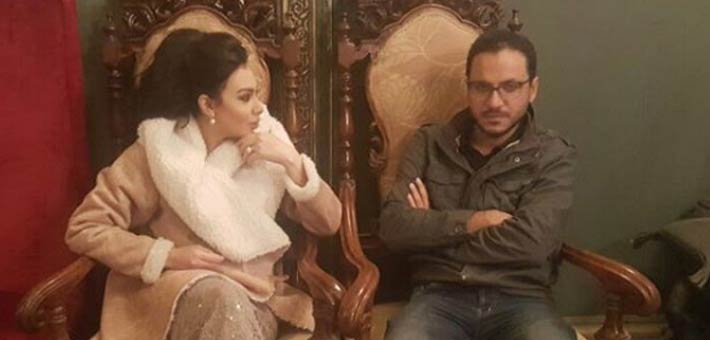ميريهان حسين مع المخرج بيتر ميمي في كواليس مسلسل &quot;الأب الروحي&quot;