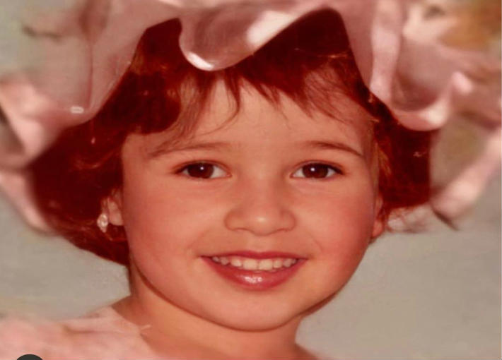 صورتها في مرحلة الطفولة