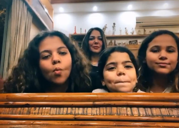 سارة عادل إمام مع بناتها