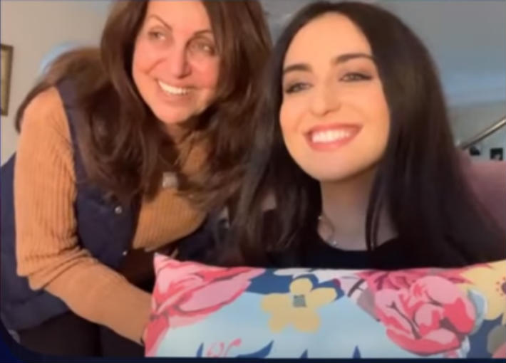 فايا يونان ووالدتها