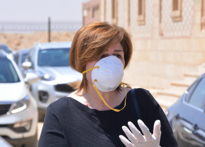 إلهام شاهين في جنازة والدة دنيا عبد العزيز