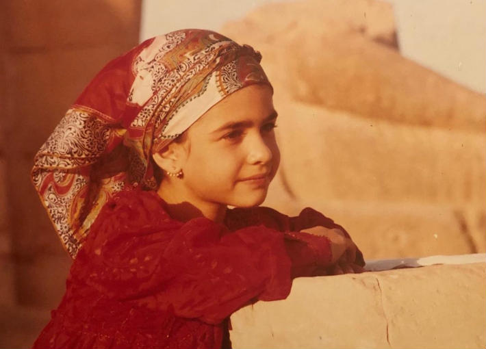 بسمة في مرحلة الطفولة