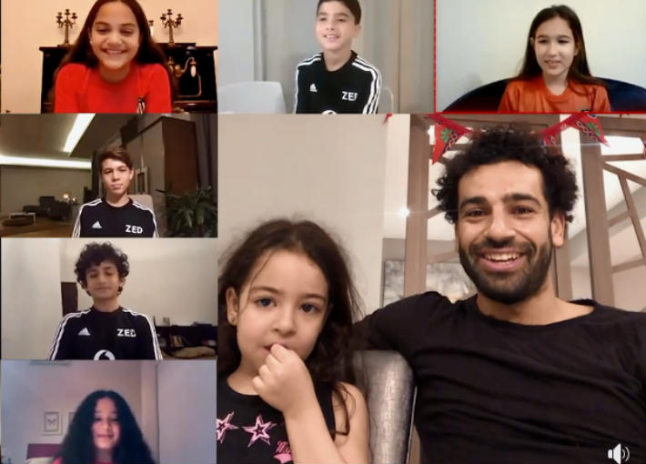 محمد صلاح ومكة مع لاعبي كرة القدم تحت 11 سنة