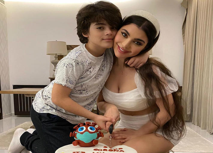 قمر وابنها في عيد ميلادها