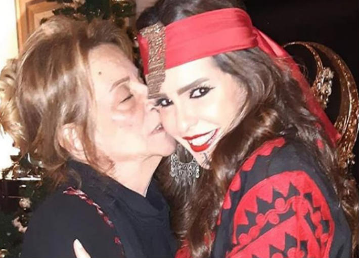 دنيا عبد العزيز ووالدتها