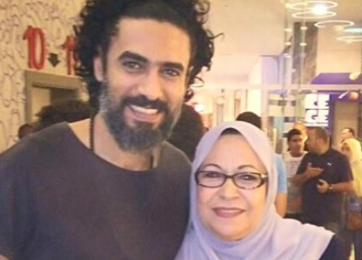 محمد علاء ووالدته