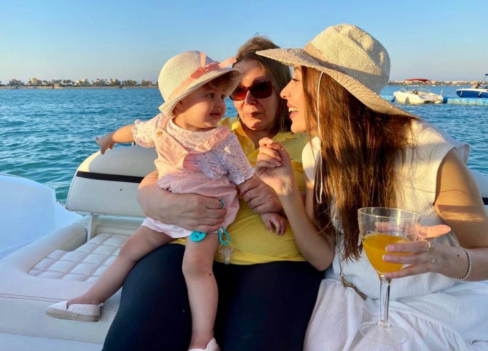 جنات مع ابنتها ووالدتها