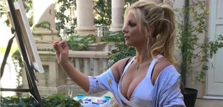 بريتني سبيرز ترسم لوحتها الفنية التي باعتها بـ 10 آلاف دولار