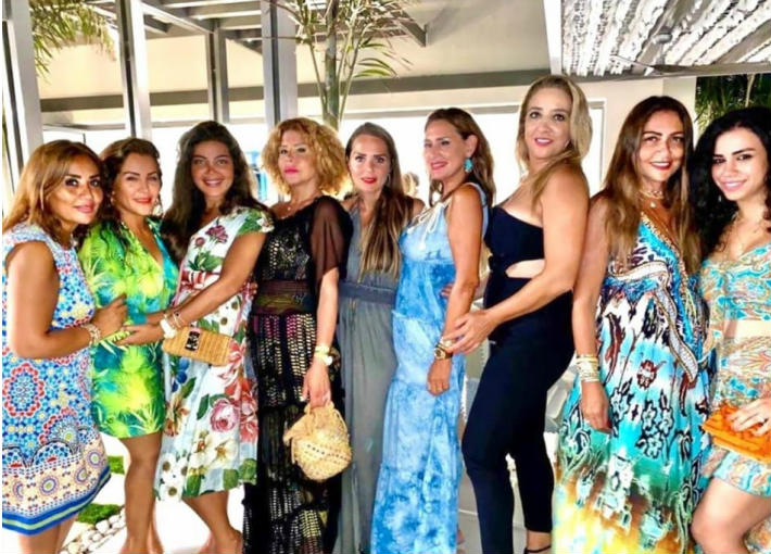 ريهام مع صديقاتها