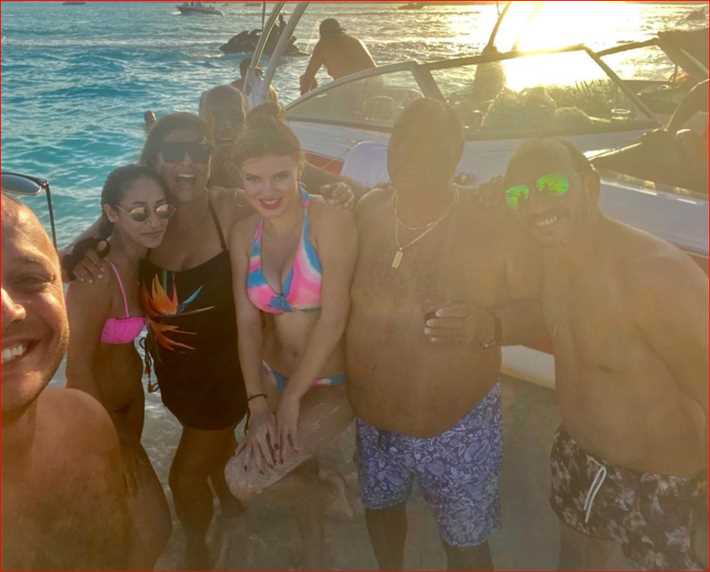 هالة صدقي مع أصدقائها