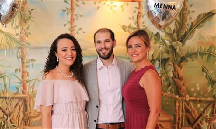 ريهام عبد الغفور مع ابنة شقيقتها وخطيبها