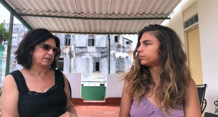 ماريان خوري وابنتها في مشهد من فيلم &quot;احكيلي&quot;