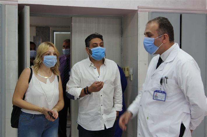 تامر مرسي وزوجته مع مدير المستفى