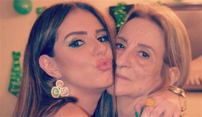 دنيا عبد العزيز ووالدتها