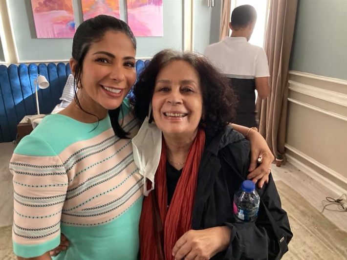 منى زكي ومصممة الملابس ناهد نصر الله 