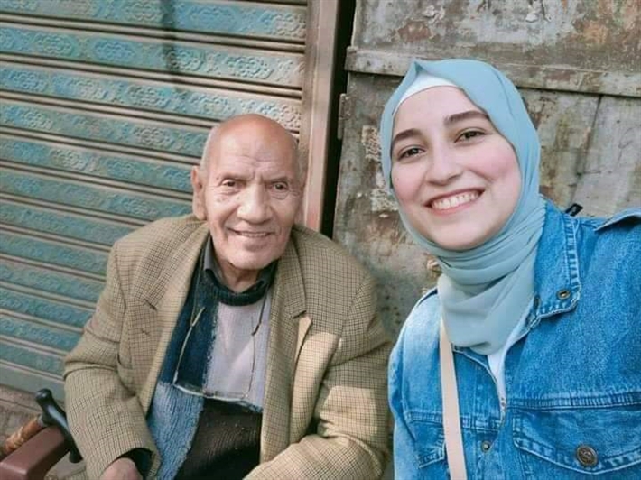 الصورة المتداولة للفنان محمد عبد الحليم مع الفتاة