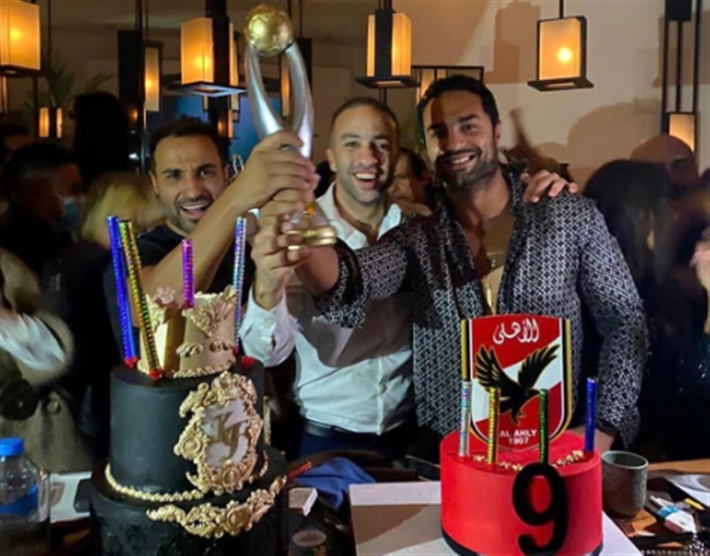 كريم وأحمد فهمي مع محمد سراج الدين عضو مجلس إدارة الأهلي