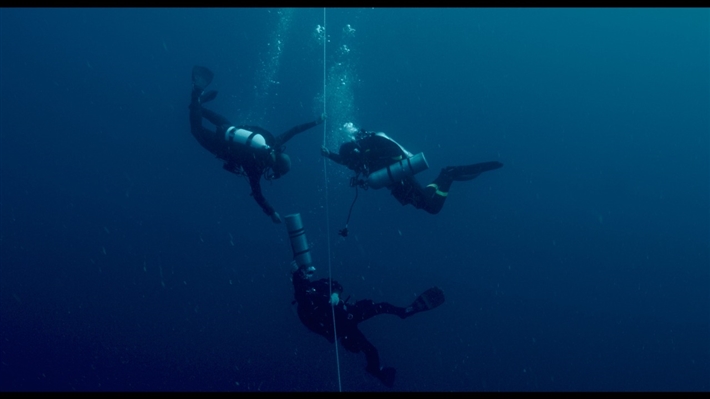 فيلم تحت السموات والأرض