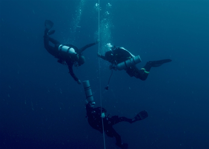 فيلم تحت السموات والأرض