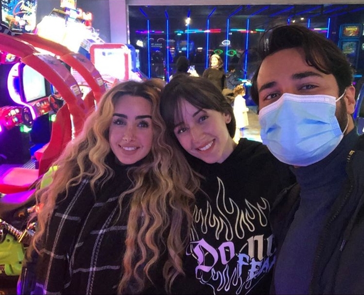 أحمد حاتم وهنا الزاهد وشقيقتها فرح