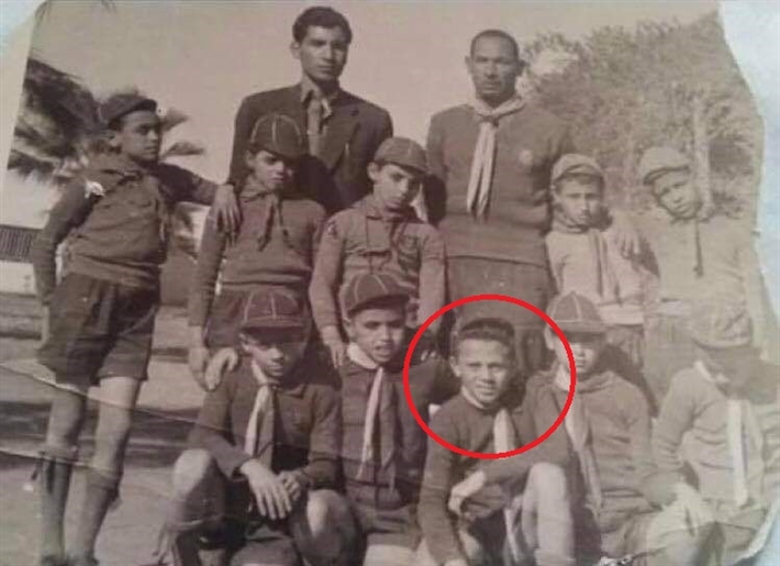 محمد صبحي وسط اصدقائه بالمدرسة