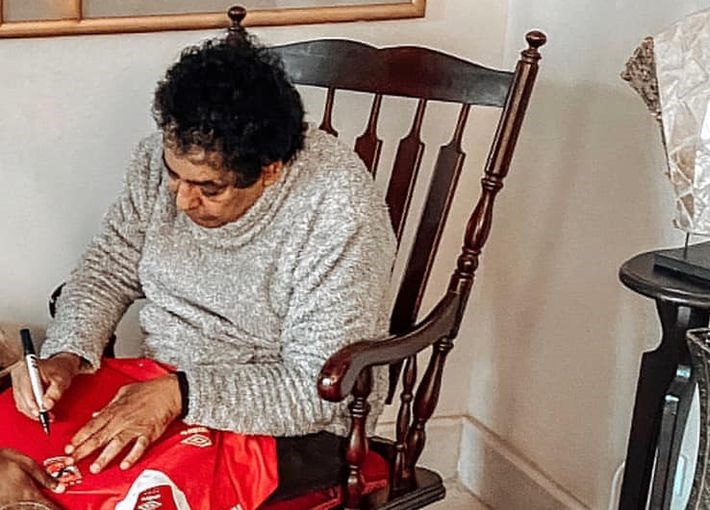 محمد منير يوقع للأهلي