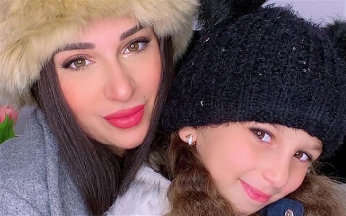 أسما شريف منير وابنتها لارا