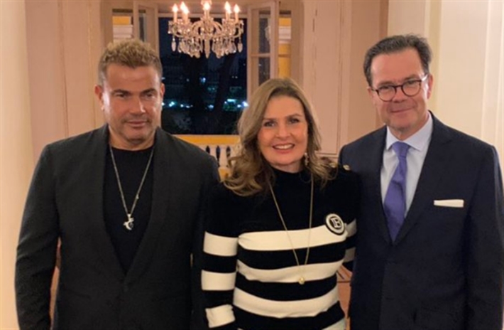 يسرا وعمرو دياب مع السفير الفرنسي