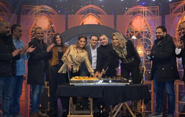 مايا دياب وبسمة وهبة وفريق عمل البرنامج