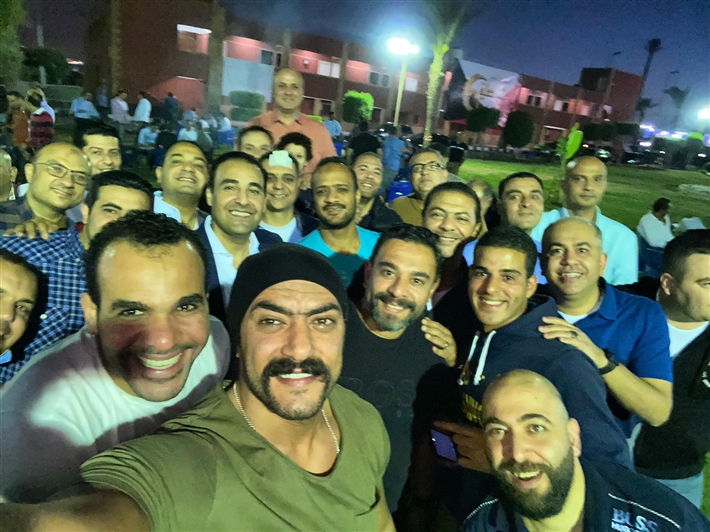 العوضي وسط رجال الشرطة 