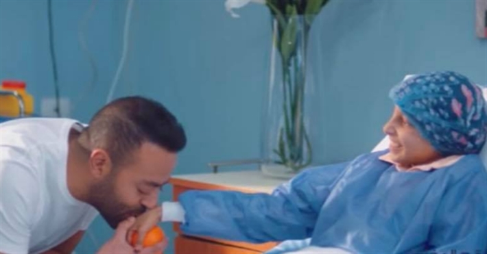 تامر عاشور والطفلة من إعلان مستشفى السرطان